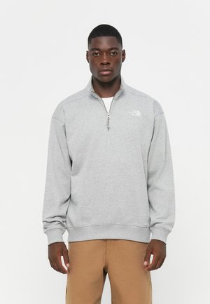 Grijze fleece pullover met een kwart-rits kraag, voorzien van ribgebreide manchetten en zoom, en een klein wit logo op de linkerkant van de borst.