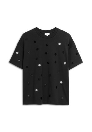 Camiseta negra de manga corta hecha de algodón, con un patrón de lentejuelas circulares negras y plateadas metálicas en la parte frontal.