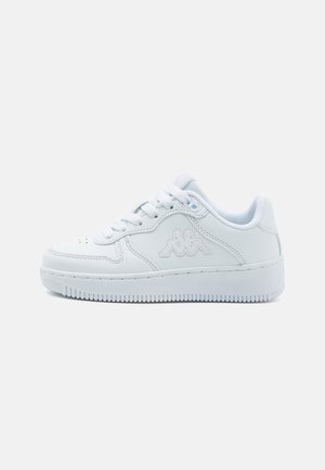 Hvid lavtopsneaker med tyk sål, snørelukning foran og et hævet logo af to siddende figurer på sidepanelet.