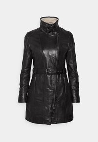 Abrigo de cuero negro con un cuello alto, cierre frontal y cinturón. Presenta dos bolsillos verticales con cremallera y detalles de superficie texturizada.