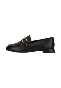 Zapato plano de cuero negro con parte superior texturizada, que presenta una hebilla decorativa dorada y un tacón cuadrado bajo. Acabado suave con diseño minimalista.