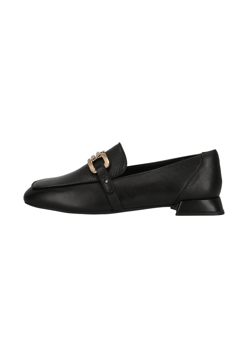 Zapato plano de cuero negro con parte superior texturizada, que presenta una hebilla decorativa dorada y un tacón cuadrado bajo. Acabado suave con diseño minimalista.