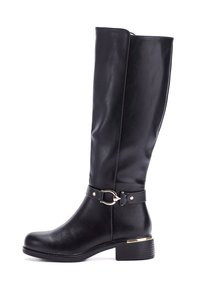 Bottes en cuir noir montantes avec une texture lisse, présentant un détail de boucle sur une sangle et un petit talon carré avec un accent métallique.