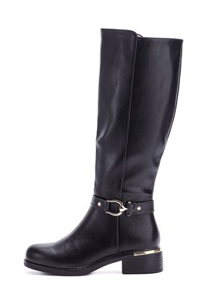 Botas de cuero negro hasta la rodilla con una textura suave, que presentan un detalle de hebilla en una correa y un tacón bajo cuadrado con un acento metálico.
