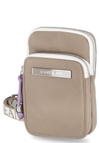 Beżowa nylonowa torba na przeciwieństwo z dwoma zamykanymi na zamek komorami, srebrnymi akcesoriami oraz wzorzystym paskiem z nazwą marki.