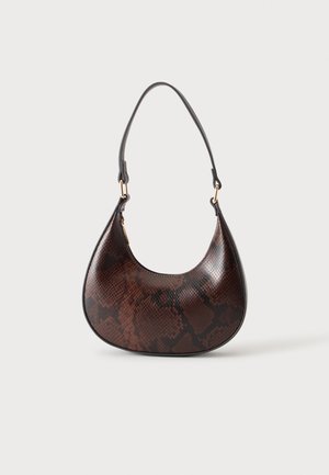 Sac à main marron foncé avec motif serpent noir et une bandoulière noire unique, forme en croissant avec une finition dorée.