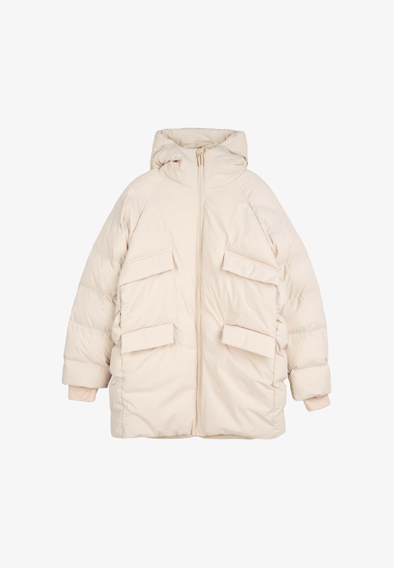 Beżowa kurtka puchowa z kapturem, posiada zamek błyskawiczny z przodu, dwie duże kieszenie frontowe oraz ściągacze na mankietach. Teksturowana powierzchnia z pikowanym wzorem.