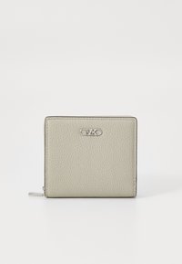 Portofel din piele gri deschis cu o suprafață texturată, având un logo argintiu și un închidere cu fermoar pe lateral. Design compact în formă rectangulară.