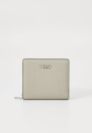 Hellgraue Lederbrieftasche mit strukturierten Oberflächen, ausgestattet mit einem silbernen Logo und einem Reißverschluss an der Seite. Kompaktes, rechteckiges Design.