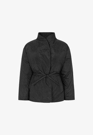 Schwarze gepolsterte Jacke mit einem Bindegürtel, hohem Kragen und zwei seitlichen Taschen. Glatte Textur, lange Ärmel und eine halbstrukturierte Silhouette.