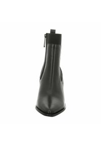 Botín negro de cuero hasta el tobillo con puntera afilada, cremallera lateral y panel elástico en la parte superior para un ajuste ceñido. Textura suave en toda su superficie.