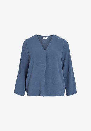 Blusa leve azul com decote em V, mangas três quartos e tecido texturizado. Inclui um detalhe de botão na manga.