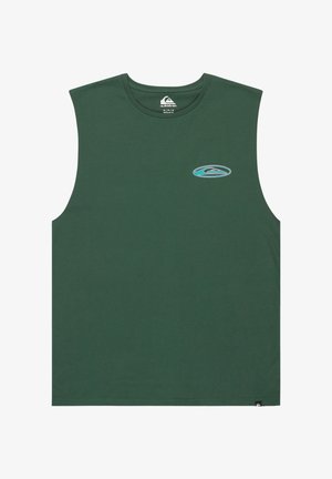 Camiseta sin mangas de color verde oscuro con un pequeño logo ovalado azul y blanco en el área izquierda del pecho.