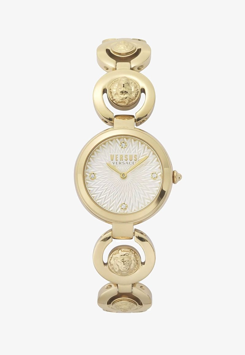 Goldfarbene Uhr mit rundem Ziffernblatt, strukturiertem weißen Ziffernblatt und Kristallakzenten. Das Armband besteht aus runden Gliedern und geprägten Medaillons.