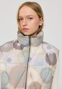 Mazine Hanska - Weste - mushroom printed