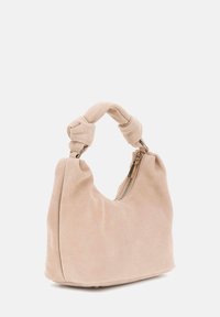 Sac à main en daim rose doux avec une poignée en tissu nouée et une fermeture éclair sur un côté. Texture lisse et design courbé.