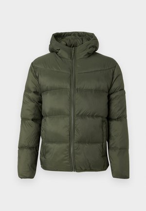 Olíva zöld párnázott dzseki, cipzáros elülső résszel és kapucnival. Tűzött vonalakkal és rugalmas mandzsettákkal rendelkezik, sima nylon anyagból készült.