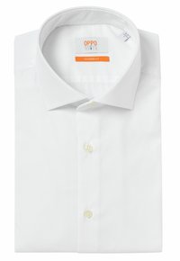 Biely prispôsobený dress shirt vyrobený z hladkej látky, s klasickým golierom, zapínaním na gombíky s bledými gombíkmi a nálepkou OPPO SUITS.