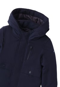 Giacca isolante blu navy con colletto alto, cappuccio regolabile e tasca sul petto con zip. Presenta tasche frontali con bottone e fodera texturizzata.