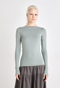 Long-sleeve top in soft, light green fabric with a boat neckline and slim fit. Detailed with fitted sleeves extending to the wrists.