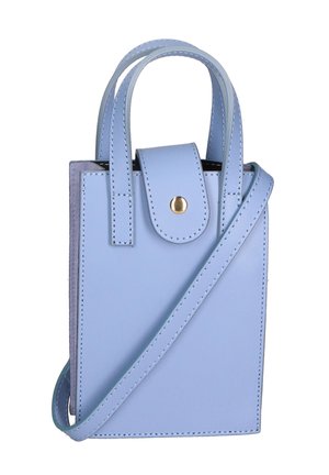 Petit sac à main en cuir bleu clair avec deux poignées, un rabat à bouton-pression et une longue bandoulière.