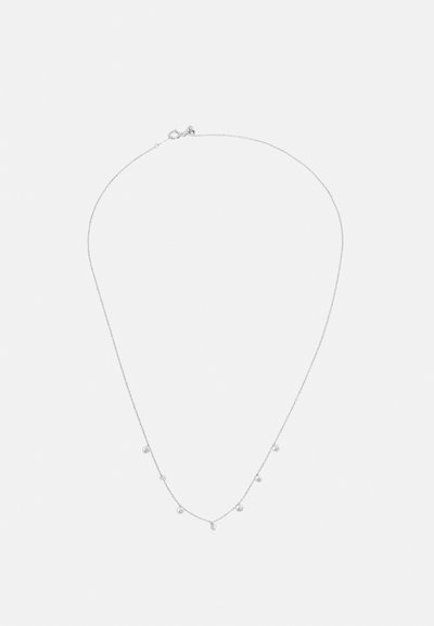 Silverhalsband med en delikat kedja som har små, jämnt fördelade blanka pärlor och en hummerlåsning.