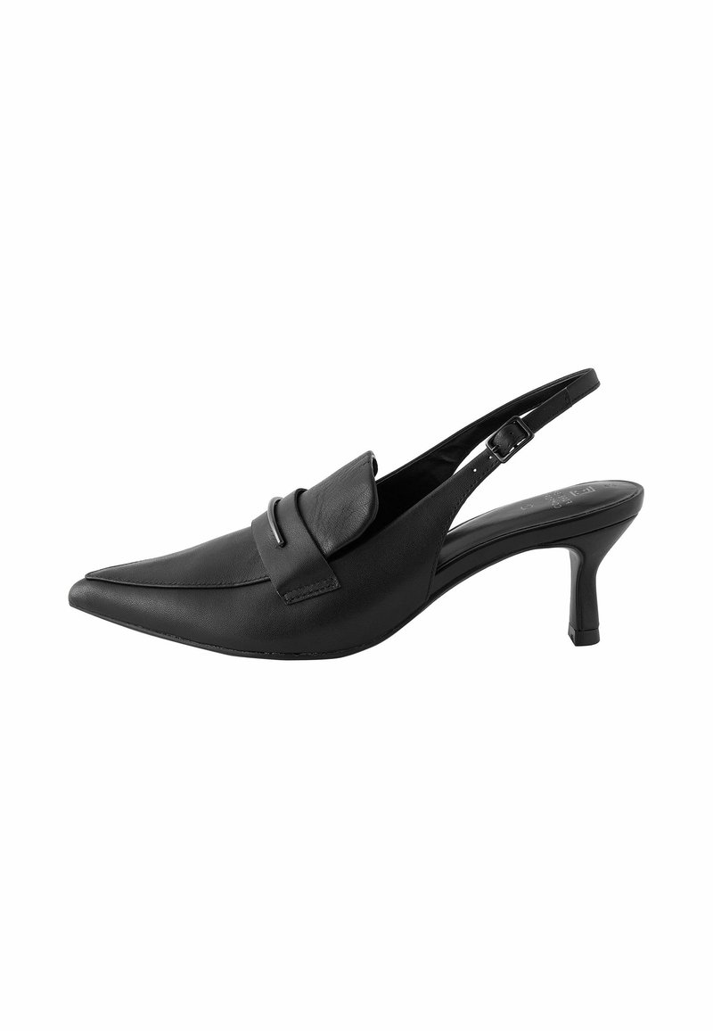 Svart läderslingback med spetsig tå, en dekorativ rem och en måttlig klack. Slät textur och minimalistisk design.