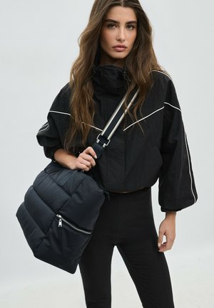 Stradivarius, QUILTED SHOULDER SHOPPER BAG - Handbag - black