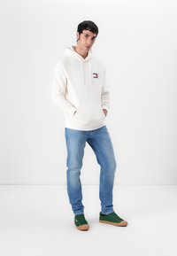 Tommy Jeans REG ESSENTIAL FLAG EXT - Sweatshirt - ancient white
