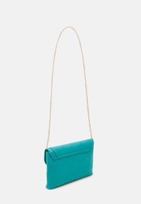 Turkos clutch veske med en jevn tekstur, som har en gullkjedehank og en klaffelukking. Slank rektangulær form, minimalistisk design.
