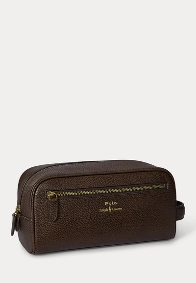Trousse de toilette en cuir marron texturé avec fermeture éclair dorée et logo Polo Ralph Lauren en or sur le devant, équipée d'une poignée latérale.