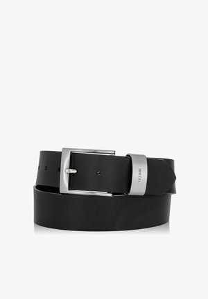 Czarny skórzany pasek z błyszczącą srebrną metalową klamrą, wyposażony w wiele otworów do regulacji oraz gładką fakturę. Prosty i funkcjonalny design.