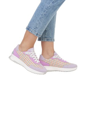 Baskets violettes et blanches avec un motif textile tissé ; présentent une semelle surélevée, un avant à lacets et des accents lisses sur les côtés.