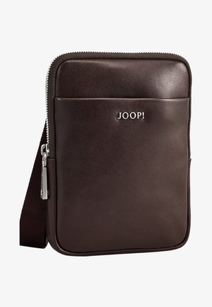 Bolso de cuero marrón con cierre de cremallera, correa ajustable y detalle del logo en plata. Textura suave, forma rectangular, diseño minimalista.