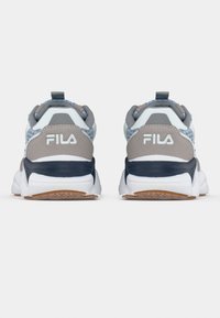 Τα μπλε και γκρίζα αθλητικά παπούτσια Fila διαθέτουν επένδυση στη φτέρνα, υφασμάτινα πάνελ με υφή και λευκή ενδιάμεση σόλα με λαστιχένια σόλα. Λογότυπο στο πίσω μέρος.