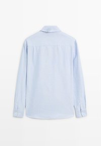 Camicia a righe di colore azzurro chiaro con colletto a tab, maniche lunghe, polsini con bottoni e orlo dritto. Tessuto liscio con una sottile trama. Vista da dietro.