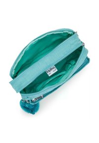 Turkis pose med stof med to lynlåsrum, foret med en lysere teal, udstyret med en fluffy turkis pom-pom til lynlåsen.
