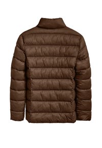 Brązowa, ocieplana kurtka z wysokim kołnierzem, poziomym pikowaniem i gładką fakturą. Bez widocznych elementów metalowych ani akcentów. Widok z tyłu.