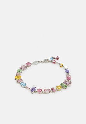 Mehrfarbige Armbänder mit ovalen und rechteckigen facettierten Steinen in Pink, Blau, Grün, Gelb und Lila, gefasst in silberfarbener Metall.