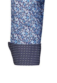 Camicia a maniche lunghe con un motivo floreale blu navy e accenti azzurri. Il polsino presenta una trama a diamante in blu navy e bianco.
