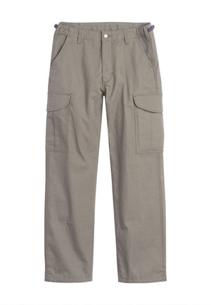 Pantalones cargo de tejido gris claro, con dos grandes bolsillos laterales, bolsillos frontales, cierre de botón y un ajuste holgado.