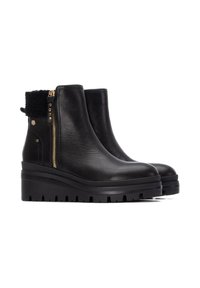 Botas de tobillo de cuero negro con un acabado texturizado, que presentan un zip lateral, un cuello de piel sintética y una suela de cuña gruesa y con taqueado. Detalles en dorado.