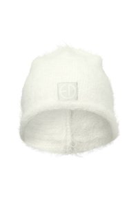 Hvid strikket beanie-hat lavet af blødt, fluffy materiale, med et lille rektangulært logo-patch på forsiden. Runde topdesign.