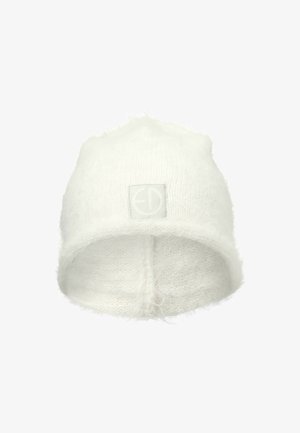 Hvid strikket beanie-hat lavet af blødt, fluffy materiale, med et lille rektangulært logo-patch på forsiden. Runde topdesign.