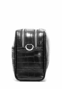 Czarna torba z faux-krokodyli skórzanych z srebrnymi zamkami błyskawicznymi, prostokątny kształt i okrągły metalowy pierścień z boku, charakteryzująca się błyszczącą teksturą.