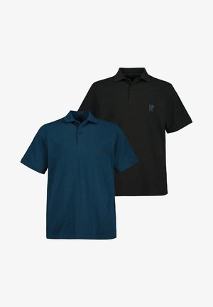 Zwei Poloshirts: eines in Marineblau und eines in Schwarz. Beide verfügen über einen Kragen, kurze Ärmel und ein kleines "JP"-Logo auf der Brust.