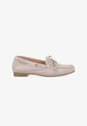 Mocassin pour femme en daim beige avec détail nœud, œillets argentés, couture moc toe, et talon plat en bois.