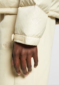 The North Face RETRO NUPTSE JACKET - Casaco de penas - gravel