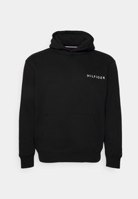 Svart hoodie med känguruficka, dragsko-huva och vit "HILFIGER" logotyp på bröstet. Tillverkad av mjukt, texturerat tyg.