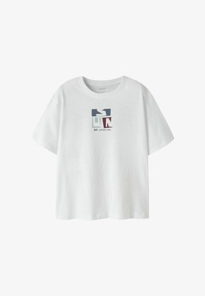 Biała koszulka z krótkim rękawem z małą grafiką trzech kolorowych bloków zawierających litery S, U, N oraz napisem "Day Radical Surf" na środku przedniej części.